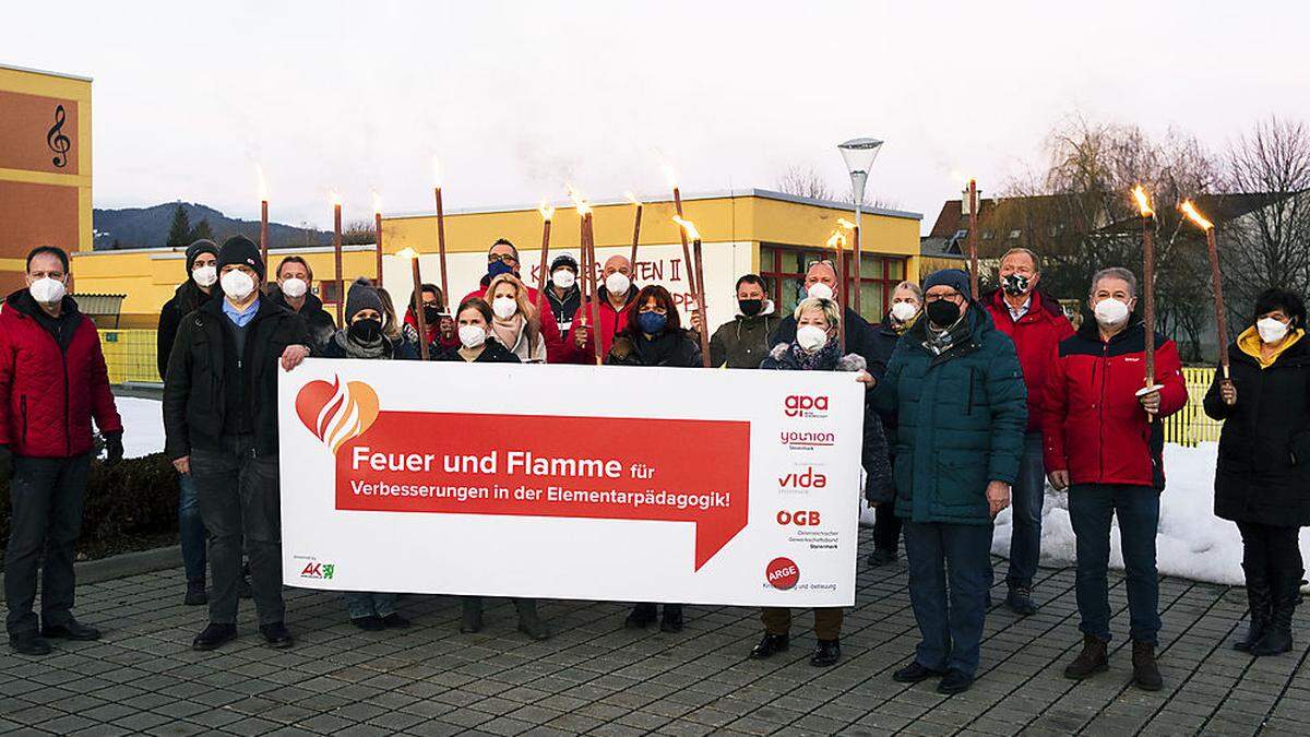 Mit Fackeln ausgestattet demonstrierten Gewerkschafter in Zeltweg (Bild) und Murau