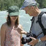 Wolfgang Retter erklärt biologische Details an der Isel, dem Fluss seines Lebens