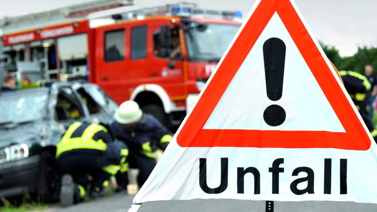 In Neudorf bei Ilz wurden drei Personen bei einem Autounfall verletzt (Sujet)