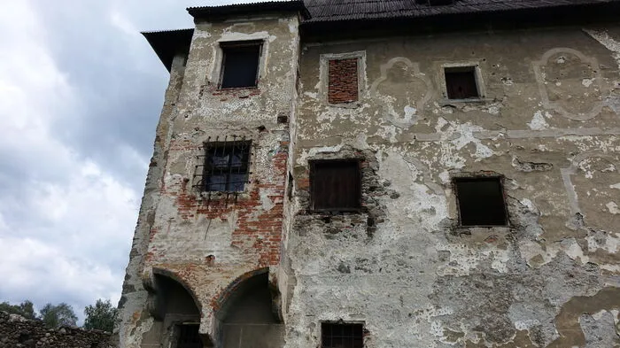 Das Schloss in Unterzeiring wird sanft restauriert, grundsätzlich werden Konservierungsarbeiten durchgeführt.