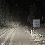 Rund 30 Zentimeter Neuschnee fielen in der Nacht auf 14. April, wie hier bei der Autobahnauffahrt Packsattel