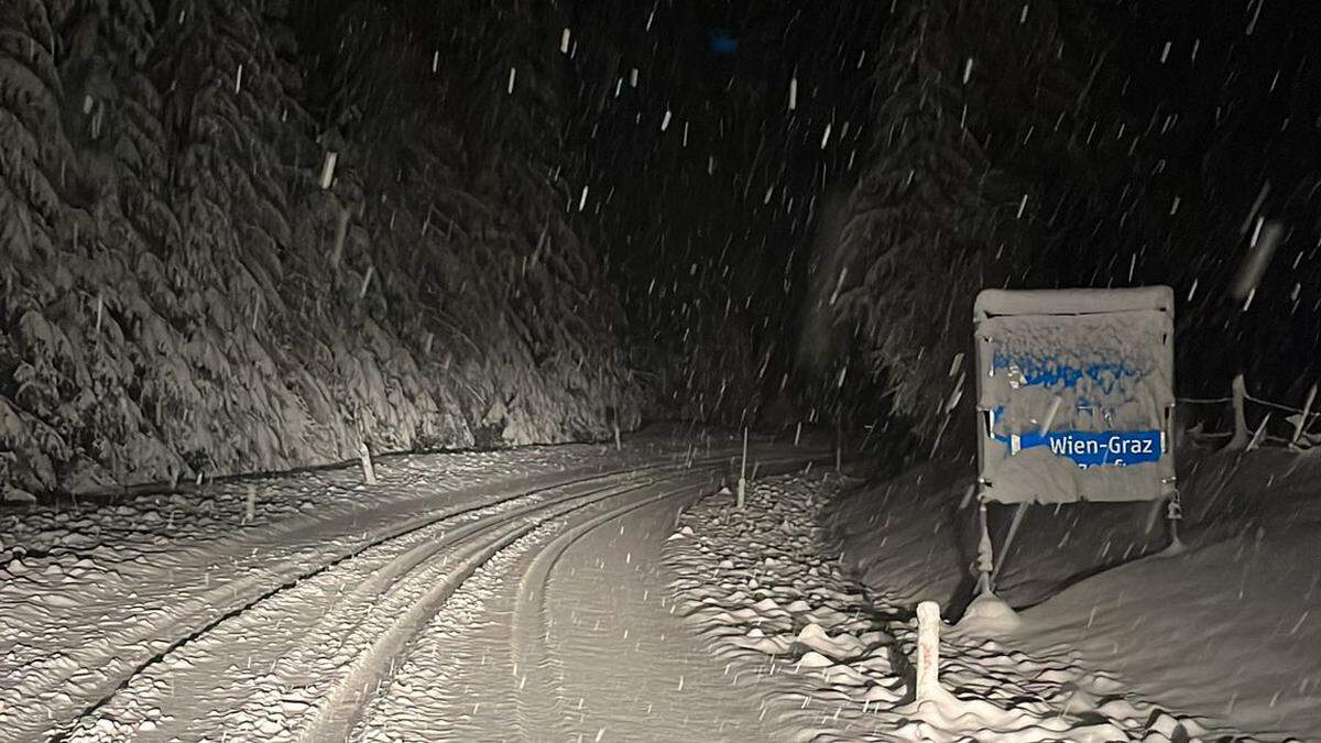 Rund 30 Zentimeter Neuschnee fielen in der Nacht auf 14. April, wie hier bei der Autobahnauffahrt Packsattel