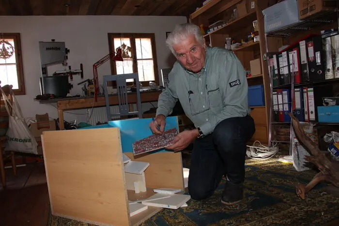 Manfred Sontheimer hat sich im Haus seine eigene Werkstatt eingerichtet. Hier entstehen seine Krippen.