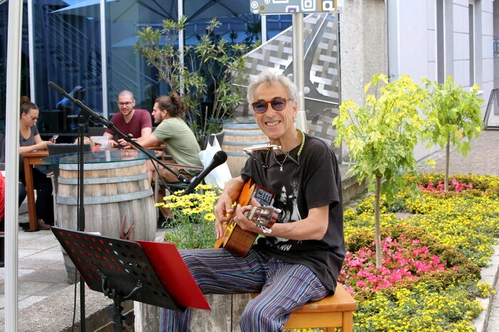 In der der Vinothek „Vipresso“ in der Kirchgasse geigte Peter Jug mit Gitarre und Mundharmonika auf. 