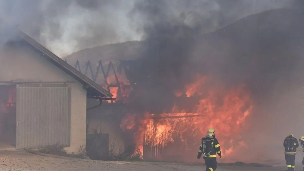 Aufgrund der starken Rauchentwicklung und des Windes war eine Bekämpfung der Flammen nur unter schwerem Atemschutz möglich