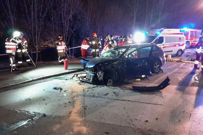 Für die Aufräumarbeiten nach dem Unfall musste die Mariatroster Straße am Freitag zweieinhalb Stunden komplett gesperrt werden.