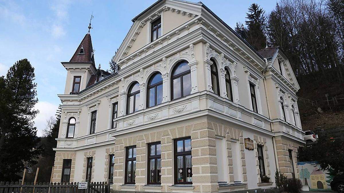 Die „Wagner Villa“, eines der markantesten Gebäude Obdachs, thront auf einer Anhöhe im Ortsteil Amering. Für ihren Kauf gibt es Interessenten, für den Kaufpreis noch keine Angaben