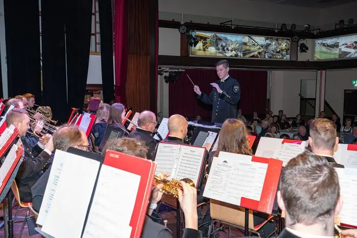 Unter der musikalischen Leitung von Kapellmeister Florian König sowie Kapellmeister Stefan Stromberger präsentierte die Bergkapelle ein abwechslungsreiches Programm, das moderne Weihnachtshits ebenso beinhaltete wie besinnliche Klangbilder. 