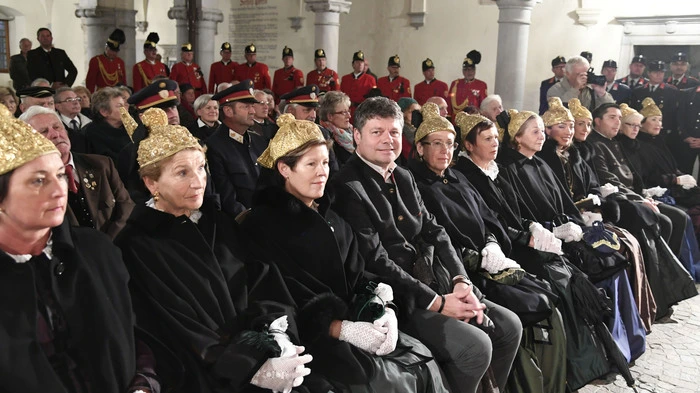 Bürgermeister Gerhard Pirih mit den Spittaler Goldhaubenfrauen. Unter den vielen Ehrengästen bei dieser Traditionsveranstaltung.
