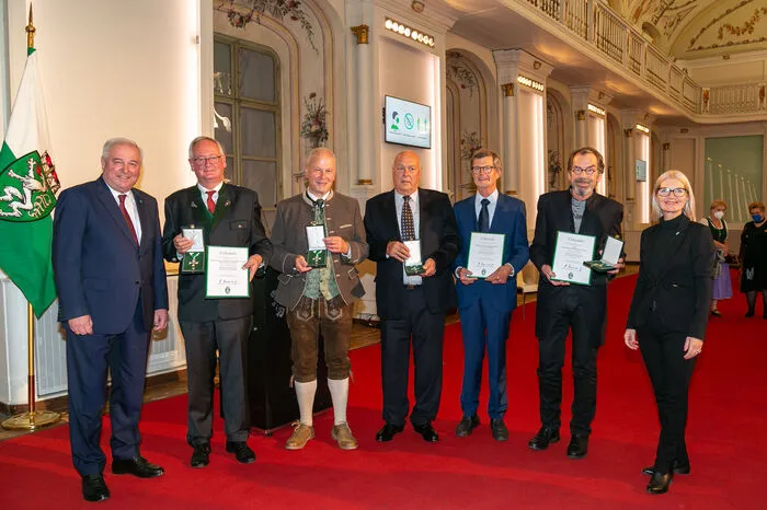 Die Goldenen Ehrenzeichen des Landes gab es für Friedrich Tiroch, Johann Mischlinger, Peter Piwonka, Franz Bachmann und Helmuth Ploschnitznigg. Im Bild mit LH Hermann Schützenhöfer und der zweiten Landtagspräsidentin Gabriele Kolar