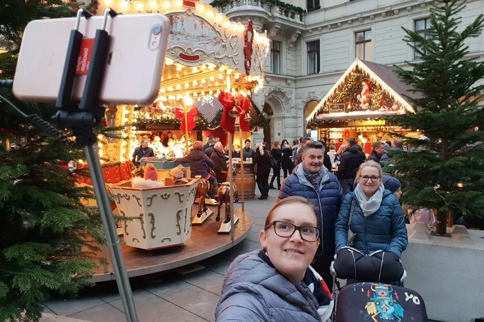... so mancher Selfie-Stick samt Smartphone. Der Grund: Am Freitag...