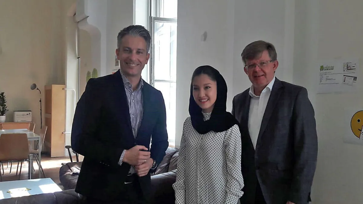 Stadtrat Kurt Hohensinner (l.) und Caritas-Direktor Herbert Beiglböck (re.) mit Fatima Nazari, die das reguläre Lernzentrum der Caritas in der Mariengasse nutzt