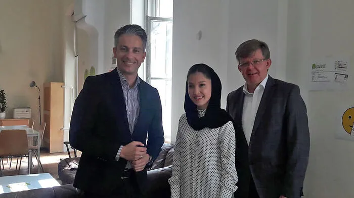 Stadtrat Kurt Hohensinner (l.) und Caritas-Direktor Herbert Beiglböck (re.) mit Fatima Nazari, die das reguläre Lernzentrum der Caritas in der Mariengasse nutzt