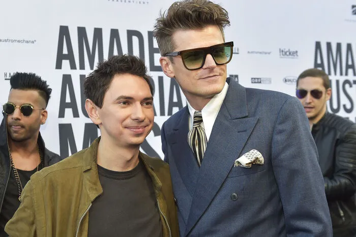 Gaben sich vor dem Volkstheater betont entspannt: Julian Le Play und Norbert Schneider.