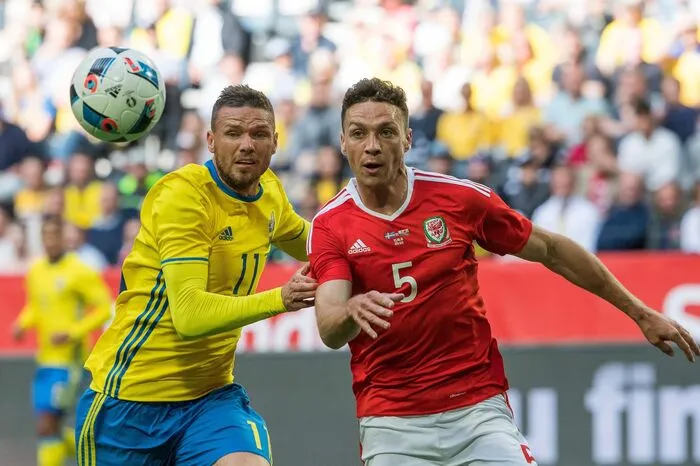 ...und West Broms James Chester (rechts)
