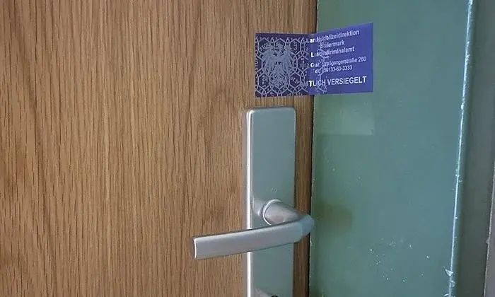 Tür zur Wohnung ist versiegelt