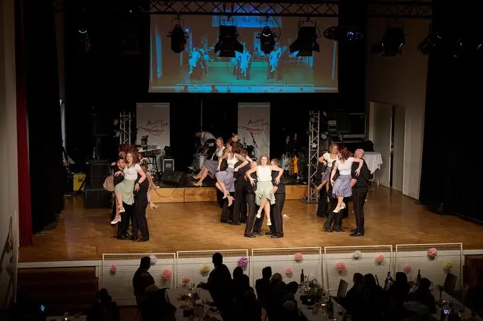 14 Feuerwehr-Mitglieder eröffneten mit ihren Partnerinnen die Polonaise, nachdem vorab ein rund dreiminütiger Film eingespielt wurde. Das Thema des Eröffnungstanzes: Dirty Dancing. Für die Choreografie zeichnete sich Dagmar Schafler von der Tanzschule Rath verantwortlich. 