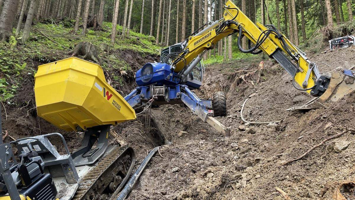 Mit einem Schreitbagger wird auf dem Roßeck nach Quellen gegraben