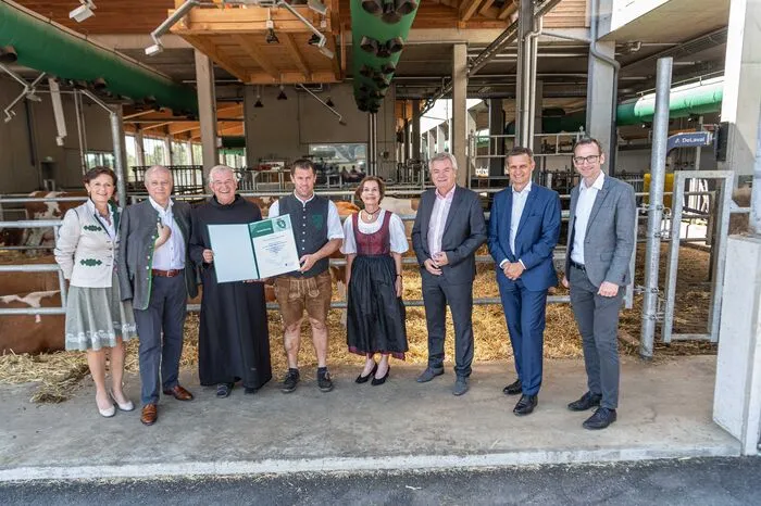 Betriebsleiter Manfred Gruber und Pater Prior Paulus nahmen einen "Anerkennungspreis" entgegen.
