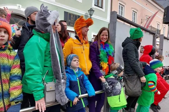 Vom Schillerplatz zog der närrische Zug über die Anna Neumann Straße zum Raffaltplatz, wo die Teilnehmer nochmals ihre lustigen Themen präsentierten. 