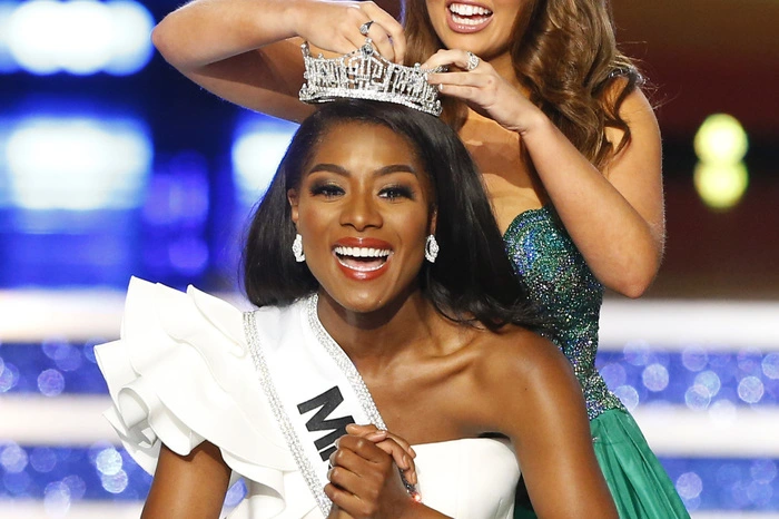 Bei der Preisverleihung am Sonntag in Atlantic City im US-Bundesstaat New Jersey bekam die 25-Jährige die Krone von Cara Mund, Miss America 2018, überreicht.