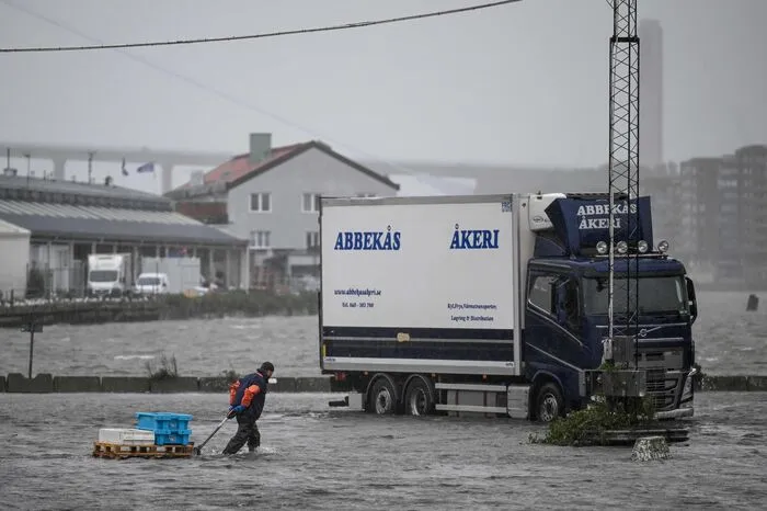 Die schwedische Wetterbehörde SMHI hatte warnte vor starkem Wind, Überschwemmungen und heftigen Regenfällen in mehreren Teilen des Landes, nachdem das Extremwetter "Hans" am Wochenende über das Land hinweggezogen war.