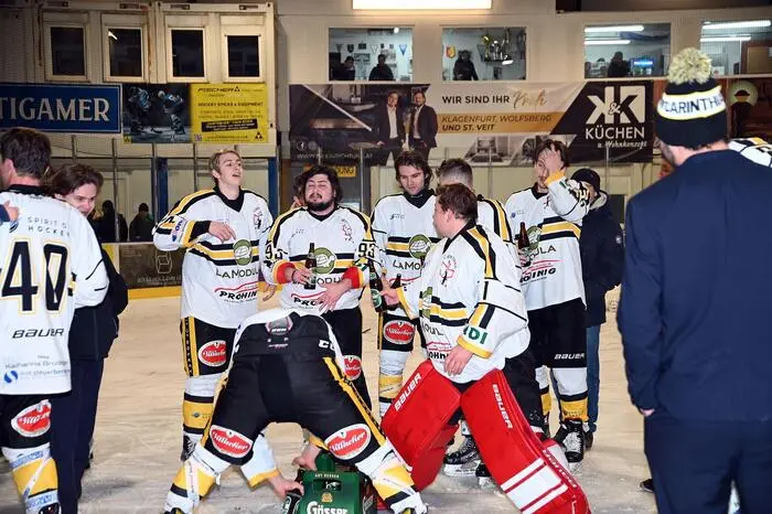 Eishockey, 2024- 02-17,  Carinthian Team weiss /gelb  -Köttern blau rot
im Bild:  Carinthian Meister
Foto:Hermann Sobe 