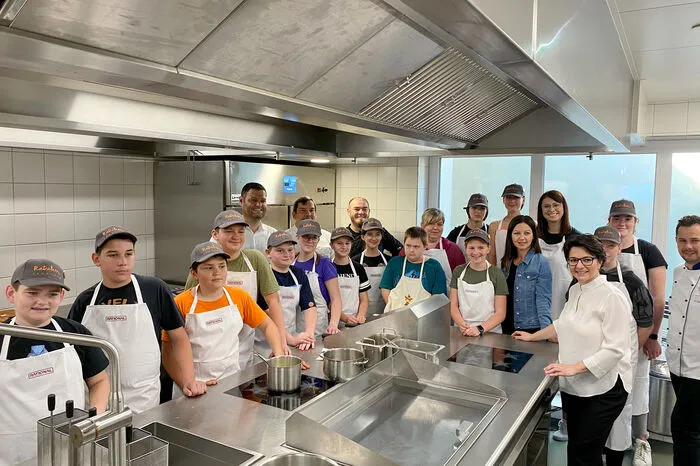 Die Schülerinnen und Schüler der MS Gamlitz waren beim Ratscher Landhaus in Ratsch an der Weinstraße zu Gast, um erste Einblicke in die Berufswelt zu sammeln. Den gesamten Schultag lang wurde ihnen ein vielfältiger Einblick in die Gastronomie und ihre verschiedenen Aufgaben gegeben. Die Jugendlichen durften in der Küche gemeinsam mit vier Profiköchen - darunter auch Wirtin Michaela Muster - sogar ein dreigängiges Menü zaubern.