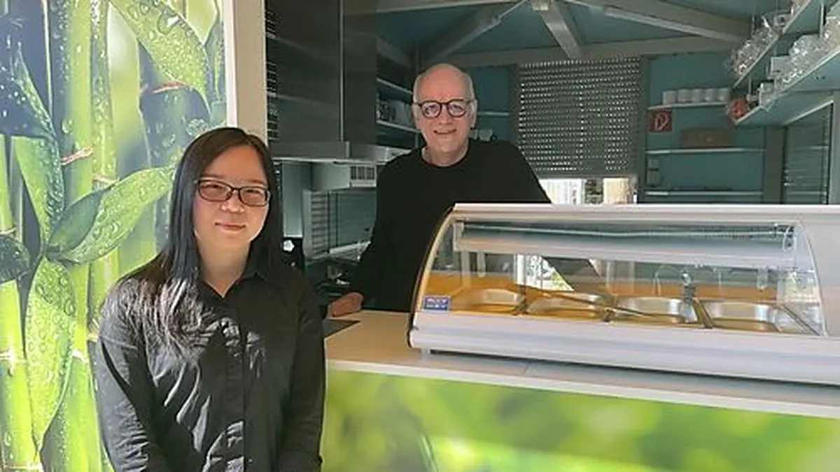 Zhen Ye und Gerald Lassnig bereiten alles für "Sushi to go" vor