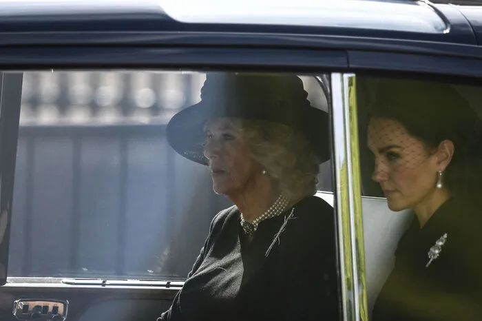 Königin Camilla und Prinzessin Kate folgten dem Trauerzug.