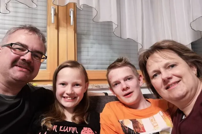 Für Christian (48) und Rosamunde Hartl (44) aus Reideben war es wichtig, dass „diese für uns ungewohnt harten Maßnahmen getroffen wurden. Der positive Nebeneffekt ist, dass man das Leben miteinander wieder bewusster gestaltet. Die Familie steht im Mittelpunkt. Beeindruckend, wie die Menschen in schlechteren Zeiten trotz allem ein Wir Gefühl entwickeln. Trotzdem wäre es gut, wenn sich das Virus bald aus unser aller Leben verabschiedet.“
