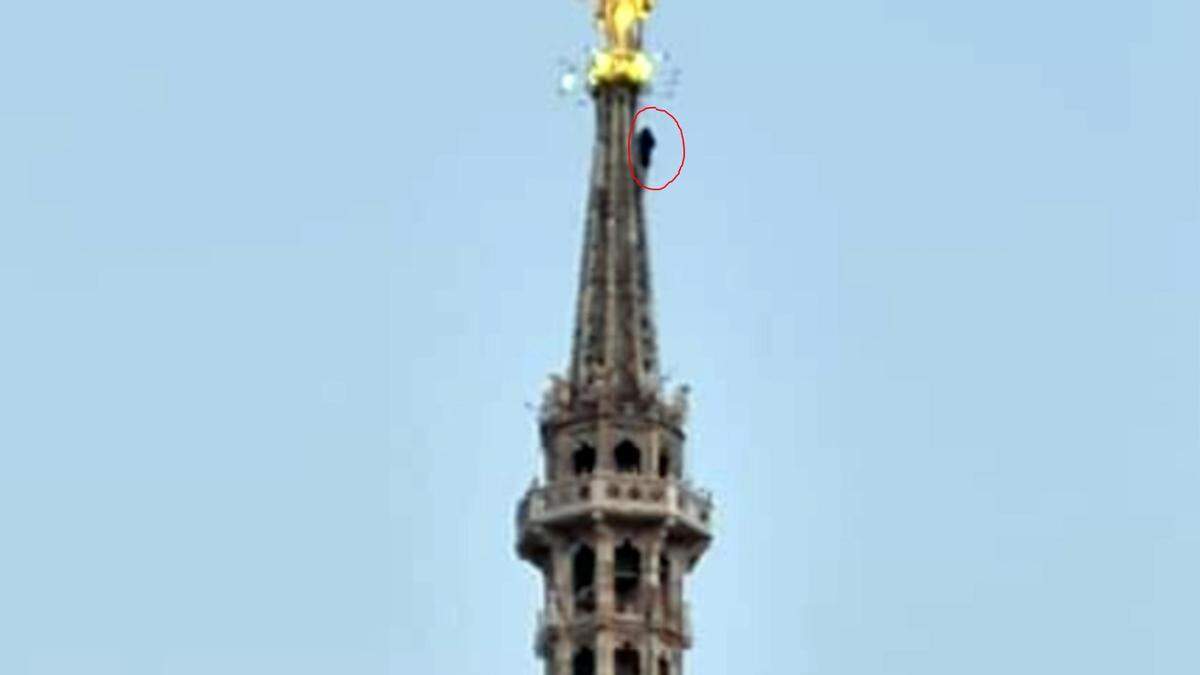 Ganz nah an der Madonna: Einer der Kletterer auf der Turmspitze des Mailänder Doms