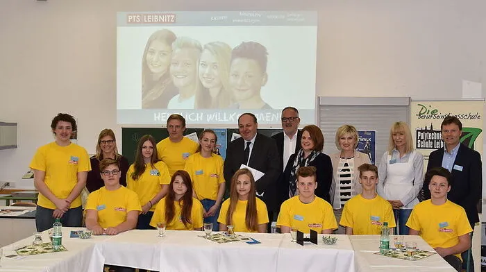 Schüler und Lehrer der PTS Leibnitz informierten Sektionschef Christian Dorninger (Mitte mit Krawatte) über den Schulversuch