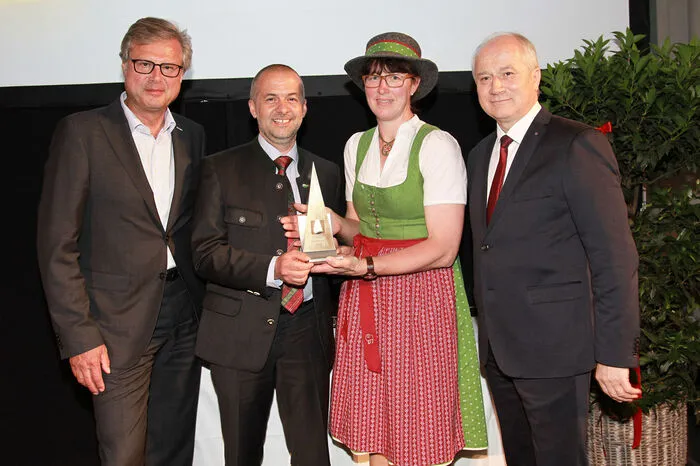 Kategorie Regionale Wertschaffung: Laudator und Wirtschaftskammer-Direktor Karl-Heinz Dernoscheg, Geschäftsführer Josef Fuchs und Obfrau Karina Neuhold von den Weizer Schafbauern, Laudator und Landesrat Johann Seitinger