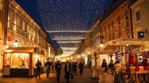 Die weihnachtlich beleuchtete Klagenfurter Innenstadt | Auch die Weihnachtsbeleuchtung steht immer wieder als Einsparpotenzial zur Debatte