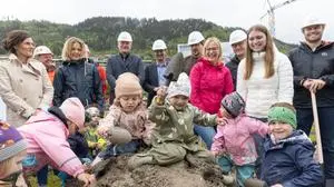 Spatenstich in Schladming: im Bild vorne örtliche Kindergartenkinder und Betreuerinnen, hinten v. l.: Michael Pirker (Polier STRABAG), Hermann Trinker (Bürgermeister), Franz Schaffer (2. Vizebürgermeister), Roland Hafner (Gemeinderat), Franz Pilz (GMP Architektur), Günther Gallob (GMP Architektur)