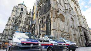 Polizeiautos vor dem Wiener Stephansdom | Im Visier von Attentätern: der Wiener Stephansdom