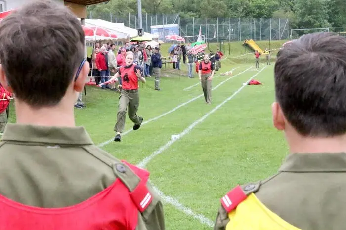 Neben zahlreichen Politikern und Feuerwehrkommandanten feuerten unter anderen Landesfeuerwehrkommandant-Stellvertreter Dietmar Hirm und Bezirksfeuerwehrkommandant Friedl Monai die jungen Teilnehmer an.