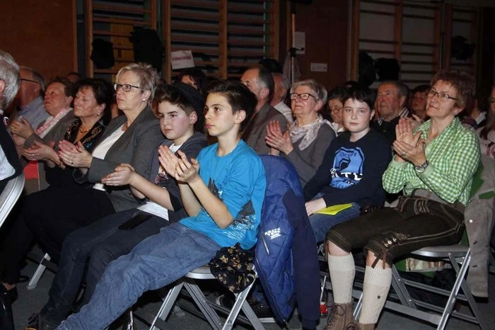 ...im ausverkauften Mehrzwecksaal der Volksschule.