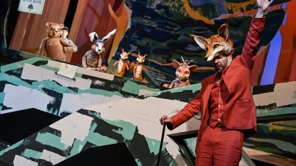 Michel Fuchs (Alexander Sehan) bringt Unruhe in den Hackebackewald