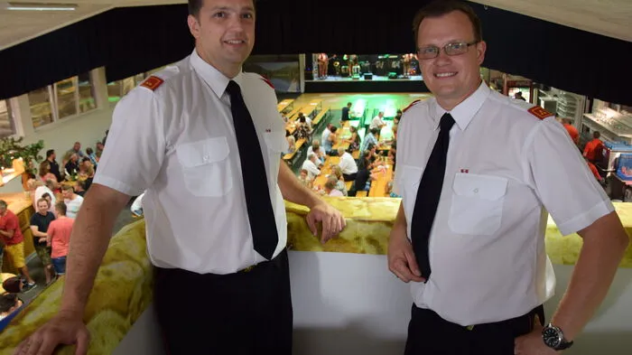 Feuerwehrkommandant Otmar Fink (re.) und sein Stellvertreter Philipp Schaden (li.) zeigten sich zufrieden mit dem diesjährigen Fest. Sie blicken bereits dem nächsten Termin im heurigen Jahr entgegen: der Segnung des neuen Rüsthauses Anfang September. Auch diese wird gebührend gefeiert.
