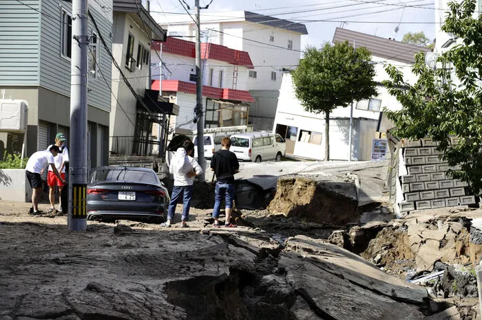 Japans Fernsehsender zeigten Bilder von völlig zerstörten Häusern und aufgerissenen sowie mit Schlamm überschwemmten Straßen.