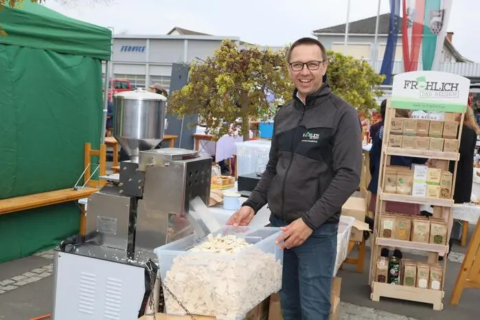 Ewald Fröhlich von Fröhlich Reis bereitete Reiswaffeln frisch zu