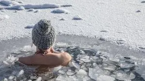 Verboten und gefährlich: Eisbaden-Fans tauchten im Erlebnisbad Weihermühle unter (Sujetbild)