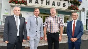 Bürgermeister Wolfgang Zingl, Vize Harald Binder, Finanzreferent Michael Krammer und BH-Amtsleiter Peter Rechberger vor dem Friedberger Rathaus 