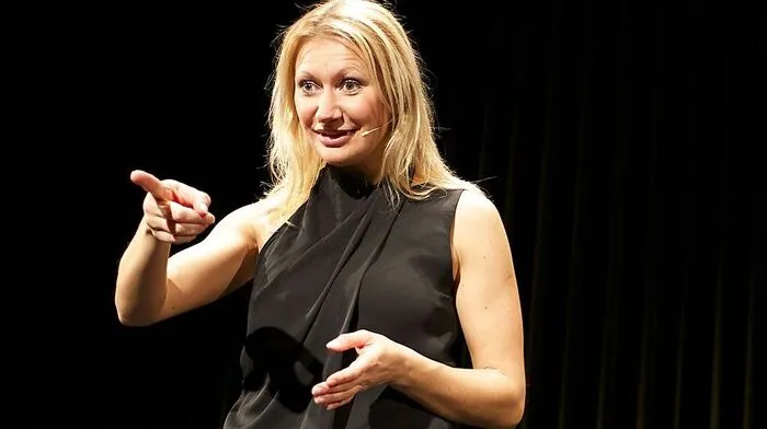 Angelika Niedetzky marschiert im Zehnerhaus