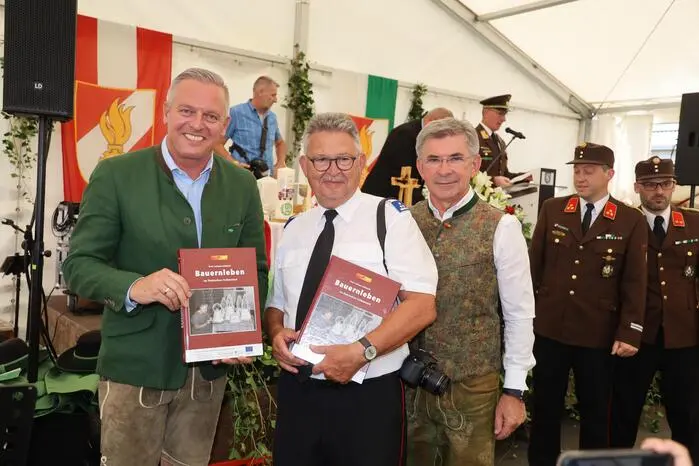 Karl Lenz, Feuerwehrpressesprecher der FF Dirnbach, überreichte Landeshauptmann Mario Kunasek (l.) und... 