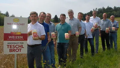 Vulkanlandweizen-Bauern, Bäcker und Müller trafen sich in Kirchbach. Jeder Bauer weiß, für welchen Bäcker er seinen Weizen anbaut und weist das auch mit einer Tafel auf seinen Feldern aus 