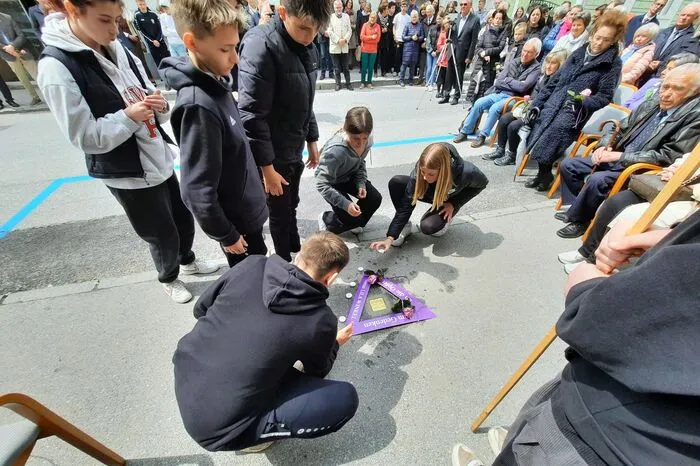 Auch Schülerinnen und Schüler der Mittelschule St. Ruprecht zeigten sich betroffen und nahmen an der Zeremonie teil.