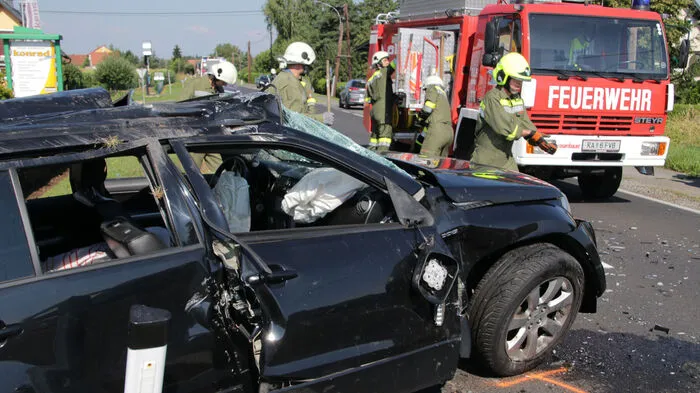 Fünf Personen wurden Samstagvormittag bei einer Frontalkollision auf der B 69 bei Weitersfeld verletzt.